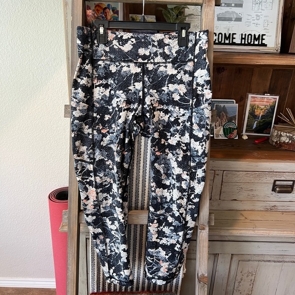 lululemon athletica Pants - Lululemon women’s speed up crop size 8